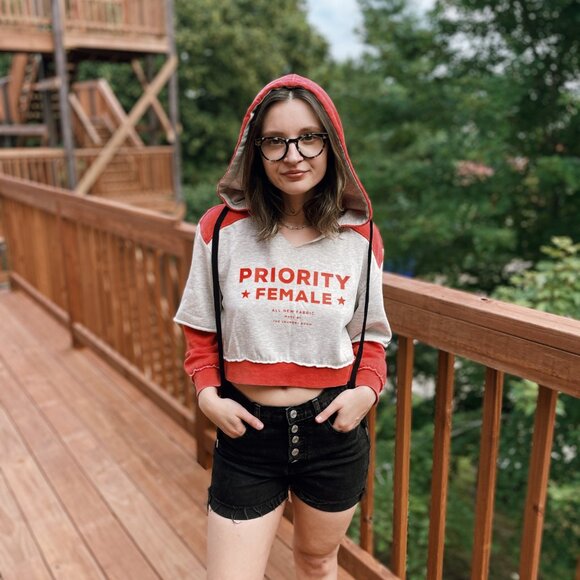 The Laundry Room Cropped Hoodie Athleisure Sweatshirt Small College Like New - Picture 5 of 5